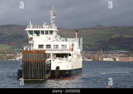 Largs, North Ayrshire, Schottland, Großbritannien. Der kaledonische Fährdienst McBrayne ( Cal Mac ) zwischen Largs und Great Cumbrae Island ( Millport ) Stockfoto