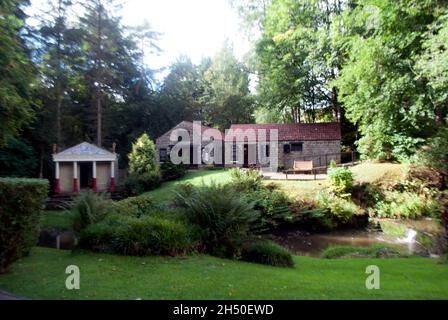 Reproduktion eines römischen Tempels zum Wasserschrein der Nymphen und anderen Gebäuden im Vindolanda Fort und Museum, Hexham, Northumberland, England, Großbritannien Stockfoto