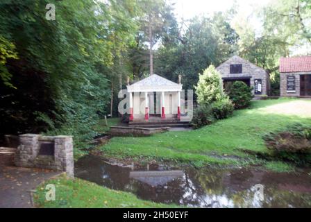 Reproduktion eines römischen Tempels zum Wasserschrein der Nymphen und anderen Gebäuden im Vindolanda Fort und Museum, Hexham, Northumberland, England, Großbritannien Stockfoto