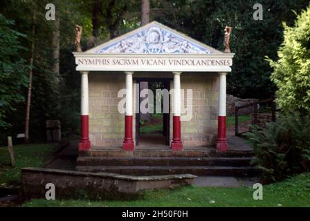 Reproduktion eines römischen Tempels zum Nymphen Wasserschrein im Vindolanda Fort und Museum, Bardon Mill, Hexham, Northumberland, England, VEREINIGTES KÖNIGREICH Stockfoto