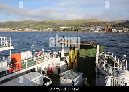 Largs, North Ayrshire, Schottland, Großbritannien. Der kaledonische Fährdienst McBrayne ( Cal Mac ) zwischen Largs und Great Cumbrae Island ( Millport ) Stockfoto