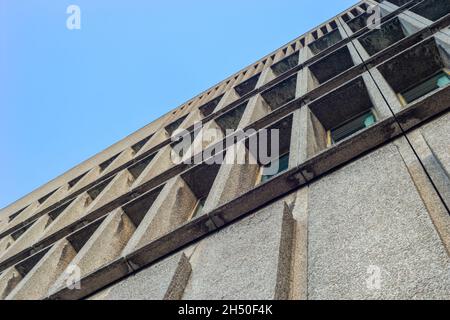 Brutalistische Architektur, Stopford House in Stockport, Manchester, Fassade, die zum blauen Himmel führt, mit freiem Platz für Text oder Text Stockfoto