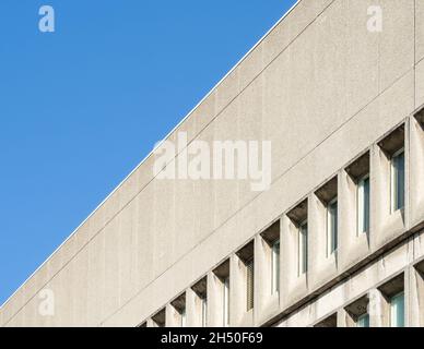 Brutalistische Architektur, Stopford House in Stockport, Manchester, Fassade, die zum blauen Himmel führt, mit freiem Platz für Text oder Text Stockfoto