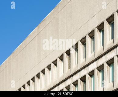 Brutalistische Architektur, Stopford House in Stockport, Manchester, Fassade, die zum blauen Himmel führt, mit freiem Platz für Text oder Text Stockfoto