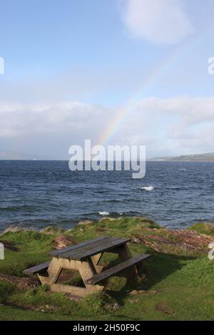 White Bay, Isle of Cumbrae, Ayrshire, Schottland, Großbritannien. Regenbogen über dem Meer Stockfoto