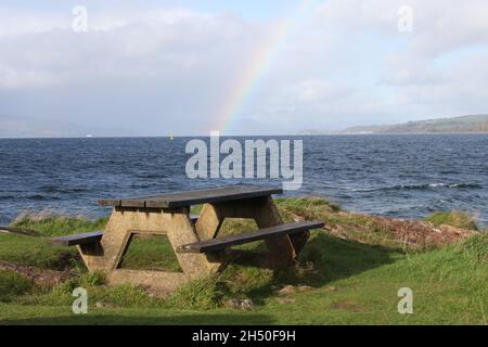 White Bay, Isle of Cumbrae, Ayrshire, Schottland, Großbritannien. Regenbogen über dem Meer Stockfoto