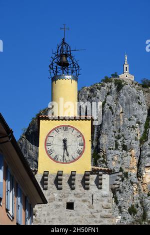 Gelber Uhrturm und rought Eisenglocke Campanile auf dem mittelalterlichen Turm und der Kirche des Felsens Castellane Alpes-de-Haute-Provence Provence Frankreich gebaut Stockfoto