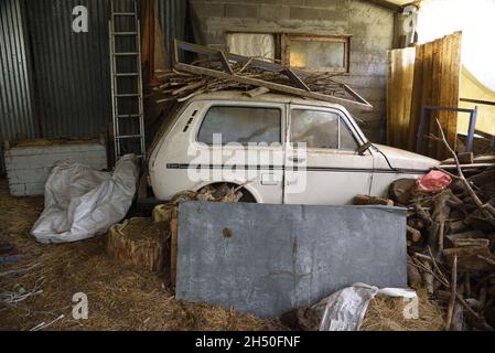Verlassene Lada Niva in der alten oder unverschämtes Schuppen in der Alpes-de-Haute-Provence Provence Frankreich Stockfoto
