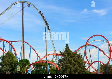 CoTARRAGONA, SPANIEN - oktober 2021: Shambhala ist eine Hyper Coaster Achterbahn aus Stahl in PortAventura in Salou, Spanien. Es ist das zweithöchste (256 Stockfoto