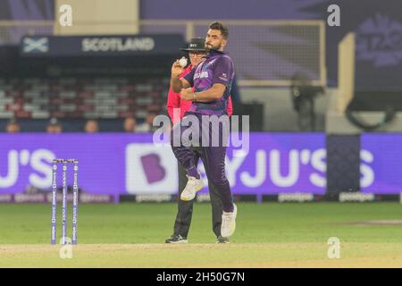 Safyaan Sharif aus Schottland bowlen während des ICC Mens T20 Weltcup-Spiels zwischen Indien und Schottland am 05. November 2021 im Dubai International Cricket Stadium, Dubai, VAE. Foto von Grant Winter. Nur zur redaktionellen Verwendung, Lizenz für kommerzielle Nutzung erforderlich. Keine Verwendung bei Wetten, Spielen oder Veröffentlichungen einzelner Clubs/Vereine/Spieler. Kredit: UK Sports Pics Ltd/Alamy Live Nachrichten Stockfoto