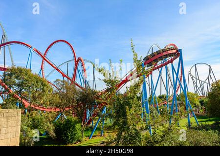 CoTARRAGONA, SPANIEN - oktober 2021: Shambhala ist eine Hyper Coaster Achterbahn aus Stahl in PortAventura in Salou, Spanien. Es ist das zweithöchste (256 Stockfoto