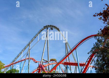 CoTARRAGONA, SPANIEN - oktober 2021: Shambhala ist eine Hyper Coaster Achterbahn aus Stahl in PortAventura in Salou, Spanien. Es ist das zweithöchste (256 Stockfoto