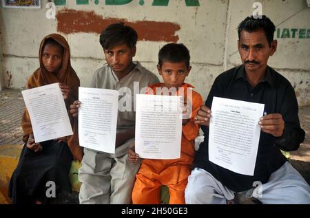 Die Bewohner von Bulri Shah veranstalten am Freitag, den 05. November 2021, im Hyderabad-Presseclub eine Protestdemonstration gegen die hohe Händigkeit einflussreicher Menschen. Stockfoto