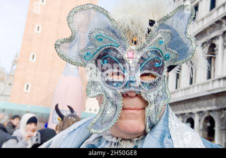 Für das Festival in Venedig gekleidet Stockfoto