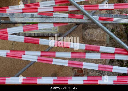 Rot-weißes Absperrband auf Gerüst gewickelt Stockfoto