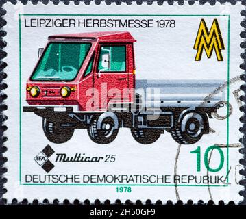 DEUTSCHLAND, DDR - UM 1978 : eine Briefmarke aus Deutschland, DDR mit einem IFA-Pickup-Truck „Multicar M 25“. Leipziger Herbstmesse 1978 Stockfoto