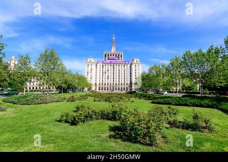 Bukarest, Rumänien - 15. Mai 2021: Das Hauptgebäude des Panoramas des Hauses der Freien Presse (Casa Presei Libere) im Stil des sowjetischen sozialistischen Reals Stockfoto