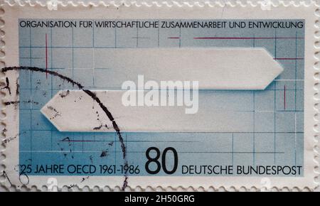 DEUTSCHLAND - UM 1986 : eine Briefmarke aus Deutschland, die Pfeile in verschiedene Richtungen zeigt. 25 Jahre Organisation für wirtschaftliche Zusammenarbeit und Stockfoto