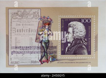 DEUTSCHLAND - UM 1991 : eine Briefmarke aus Deutschland, die ein Porträt des Musikers und Komponisten Wolfgang Amadeus Mozart zeigt Stockfoto