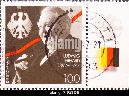 DEUTSCHLAND - UM 1997 : eine Briefmarke aus Deutschland, die ein Porträt des Politikers, Ökonomen und Wirtschaftsministers Ludwig Erhard auf seinem 100 Stockfoto