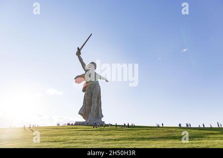 WOLGOGRAD, RUSSLAND - 16. AUGUST 2020: Die trauernde Mutter und das Mutterland nennt die Denkmäler, die im Mamayev Kurgan Memorial Complex ausgestellt sind, die Statuen Stockfoto