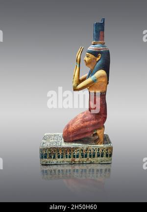 Ägyptische Holzskulptur der Göttin Isis, 332-30 v. Chr., ptolemäisch, bemaltes Holz. Louvre Museum N4130. ISIS (knieend, Zeichen der Isis, Ousekh Halskette, Stockfoto