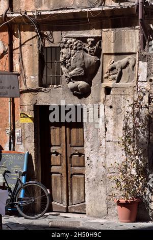 Italien, Rom, jüdisches Ghetto, Via del Portico d'Ottavia, Haus des Lorenzo Manilio, Fragment des römischen Sarkophags mit Löwe und Basrelief mit Hirsch Stockfoto