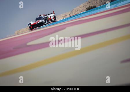 Sakhir, Bahrain. November 2021. 08 Buemi Sebastien (SWI), Nakajima Kazuki (jpn), Hartley Brendon (nzl), Toyota Gazoo Racing, Toyota GR010 - Hybrid, Action während der 8 Stunden von Bahrain, 6. Lauf der FIA-Langstrecken-Weltmeisterschaft 2021, FIA WEC, auf dem Bahrain International Circuit, vom 4. Bis 6. November 2021 in Sakhir, Bahrain - Foto: Francois Flamand/DPPI/LiveMedia Kredit: Unabhängige Fotoagentur/Alamy Live News Stockfoto