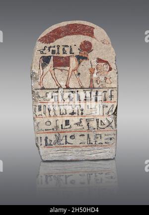 Alte ägyptische Stele von APIs, 664-395 v. Chr., 16. Dynastie, Saqqara, Kalkstein. Louvre Museum Paris Inv 2858. APIs der Stier, stehend, Solarscheibe, b Stockfoto