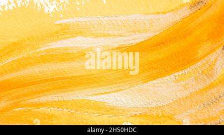 Abstrakte Textur in Gelb- und Goldfarbe. Hintergrund von Pinselstrichen auf Papier Stockfoto