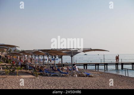 türkei, camyuva - 08. 25. 2021: Luxuriöses 5-Sterne-Hotel in camyuva, Türkei. Ist ein beliebtes Touristenziel in der Nähe von Meer mit Strand Stockfoto