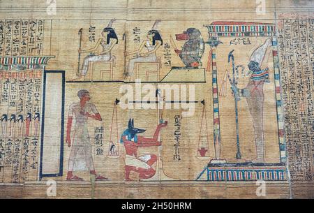 Altägyptisches Totenbuch, das Herz wird auf der Skala von Maat gegen die Feder der Wahrheit von den schakalköpfigen Anubis gewogen. Der ibis-Kopf Stockfoto