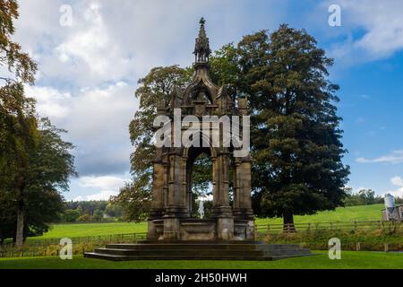 25.10.21 Bolton Abbey, North Yorkshire, UK der Cavendish-Gedächtnisbrunnen ist ein Trinkbrunnen, der 1886 in Bolton Abbey, North Yorkshire, errichtet wurde Stockfoto