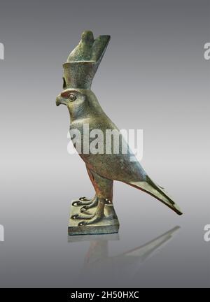 Altägyptische Horus-Falkenstatue, 664-332 v. Chr., Kupferlegierung. Louvre Museum E 14282. Der Horus-Falke steht mit einer pschent-Krone. Höhe: 53 cm Stockfoto