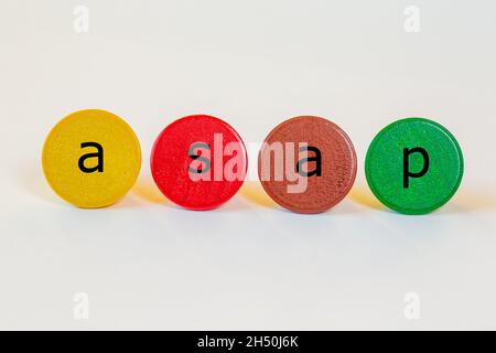 asap ist eine Abkürzung und steht für So bald wie möglich. Die Buchstaben stehen auf bunten Spielzeugbausteinen aus Holz Stockfoto