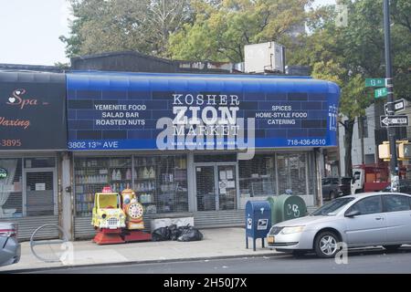 Die 13th Avenue ist das zentrale Geschäftsviertel der orthodoxen jüdischen Gemeinde Borough Park in Brooklyn, New York. Stockfoto