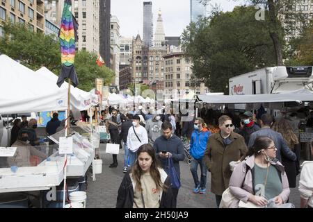 Blick nach Norden auf den Union Square Farmers Market, der immer voller Käufer und Kinderwagen ist, NYC. Stockfoto