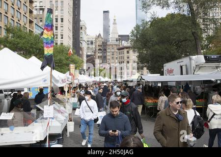 Blick nach Norden auf den Union Square Farmers Market, der immer voller Käufer und Kinderwagen ist, NYC. Stockfoto