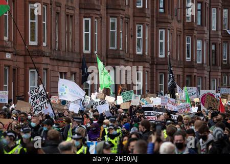 COP26 Fridays for Future, Climate Strike, Kelvingrove Park, Glasgow, Großbritannien. 5.. November 2021. Umweltaktivisten gaben einen Aufruf an Glaswegier und andere, sich dem Protest anzuschließen. Organisiert von Fridays for Future Scotland, mit Teilnehmern, die um 11,30am Uhr vom Kelvingrove Park zum George Square marschieren und den marsch um etwa 2,40pm Uhr für Reden auf dem George Square beenden. Stockfoto