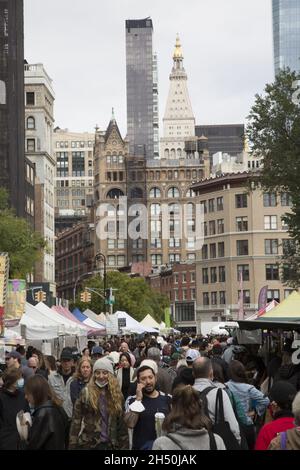 Blick nach Norden auf den Union Square Farmers Market, der immer voller Käufer und Kinderwagen ist, NYC. Stockfoto