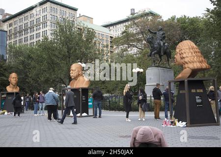 Kunstinstallation auf dem Union Square in NYC von Chris Carnabuci mit Büsten von George Floyd, John Lewis und Breonna Taylor. Schneiden Sie Okoumesperrholz, Bronze-Finish. Teil der SEEINJUSTICE Serie von konfrontieren Art CNC. Stockfoto