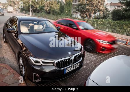 Kemer, Türkei - 25.08.2021: Grauer und roter BMW 5 Serie, der sich auf der Straße mit verschwommenem Hintergrund bewegt. Redaktionelle bilder von bmw 5, lizenzfrei Stockfoto
