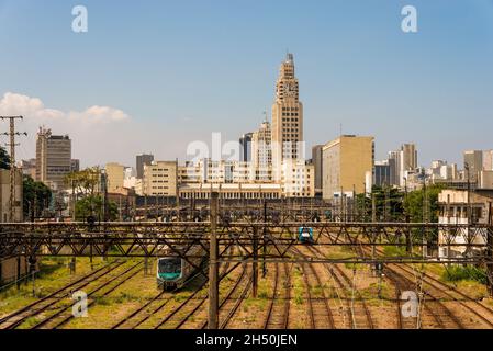 Bahngleise, die zum Hauptbahnhof von Rio de Janeiro und zur City Skyline im Horizont führen Stockfoto
