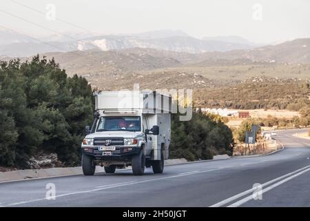 Kemer, Türkei - 08. 25. 2021: Geländewagen Toyota Land Cruiser 70 mit Zelt auf dem Dach des Campingplatzes. Stockfoto