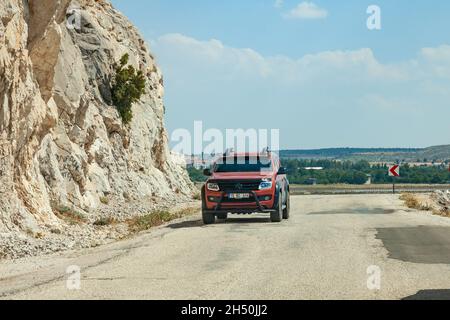 Antalya, Türkei - 08. 25. 2021: Volskwagen Amarok Pick-up fährt auf der ungemachten Straße in der türkei Stockfoto