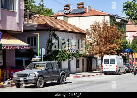 Antalya, Türkei - 08. 25. 2021: Alte Gebäude in der nicht touristischen Stadt Yesilova, in der Nähe des Sees Salda. Internetcafe im Dorf Stockfoto