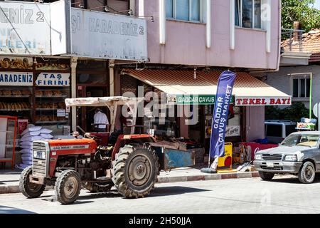 Antalya, Türkei - 08. 25. 2021: Ein alter roter Traktor massey ferguson 240 in einem auf dem Land Stockfoto