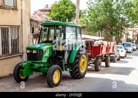 Antalya, Türkei - 08. 25. 2021: John Deere Traktor in der kleinen türkischen Stadt Stockfoto