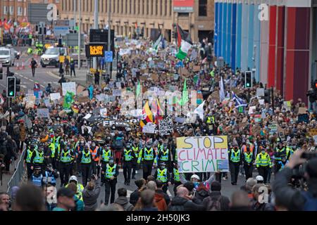 COP26 Fridays for Future, Climate Strike, Kelvingrove Park, Glasgow, Großbritannien. November 2021. Die Umweltaktivistin Greta Thunberg hat an Glaswegier und andere appelliert, sich dem Protest anzuschließen. Organisiert von Fridays for Future Scotland, mit Teilnehmern, die um 11.30 Uhr vom Kelvingrove Park zum George Square marschieren und den marsch gegen 14.40 Uhr für Reden auf dem George Square beenden. Quelle: Arch White/Alamy Live News Stockfoto