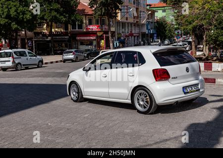 Antalya, Türkei - 08. 25. 2021: Ein weißer Volkswagen Polo-Wagen parkte am Straßenrand Stockfoto